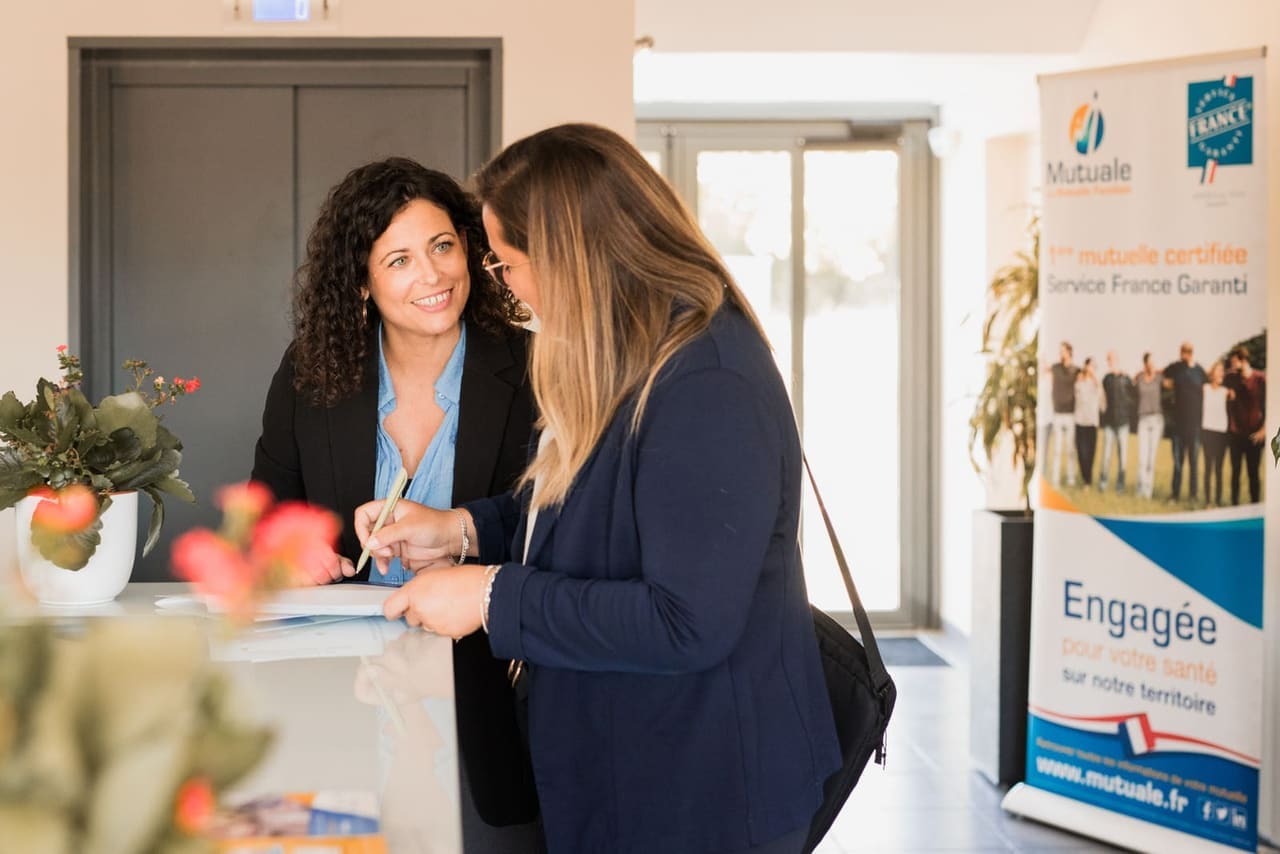 Accueil en agence Mutuale : une conseillère accueille une visiteuse à l'accueil