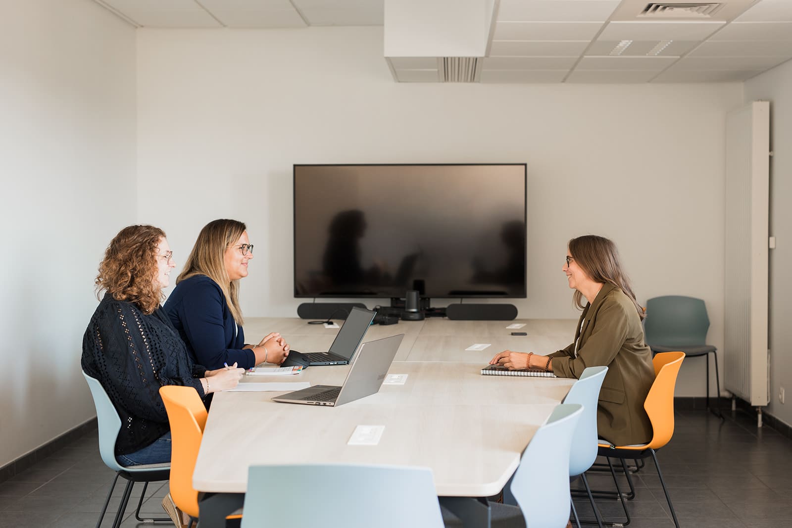 Équipe Mutuale au travail dans un espace collaboratif