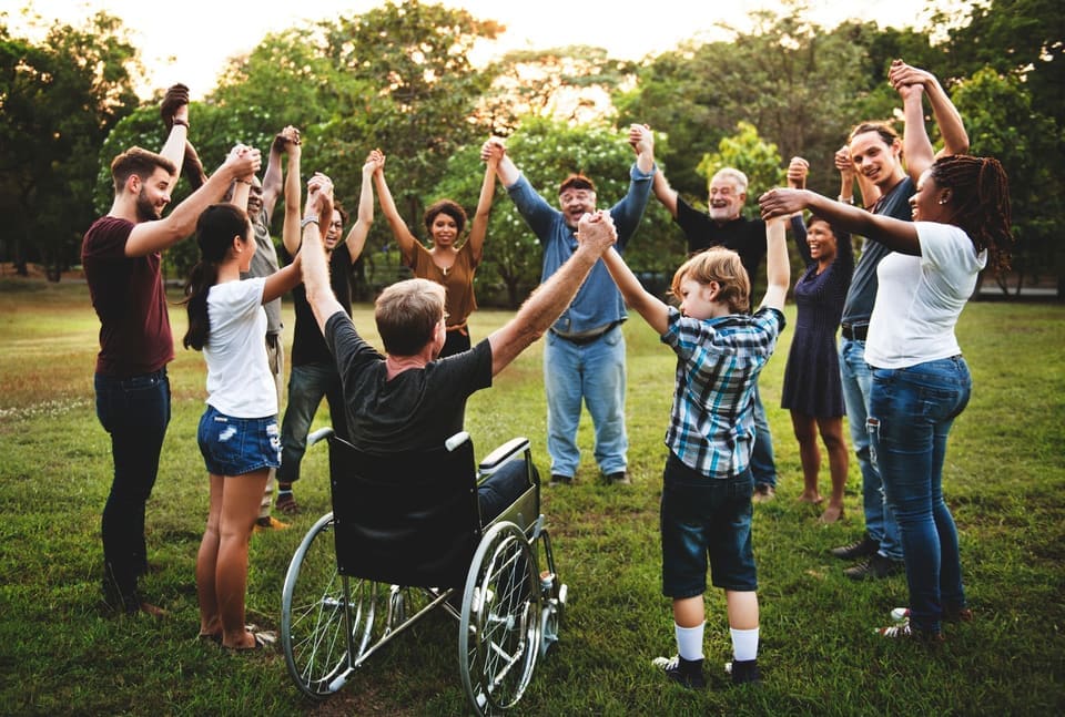 Famille épanouie représentant la protection santé particuliers de Mutuale